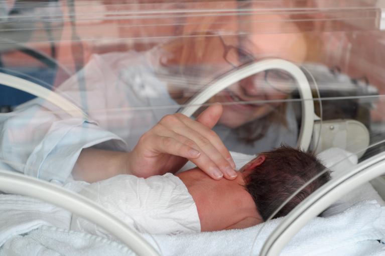 Une mère et son bébé prématuré 